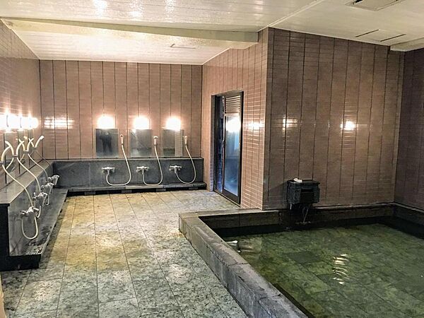 ゆったり快適な温泉大浴場、泉質もサラサラ、気持ちの良い露天風呂も設置されています。