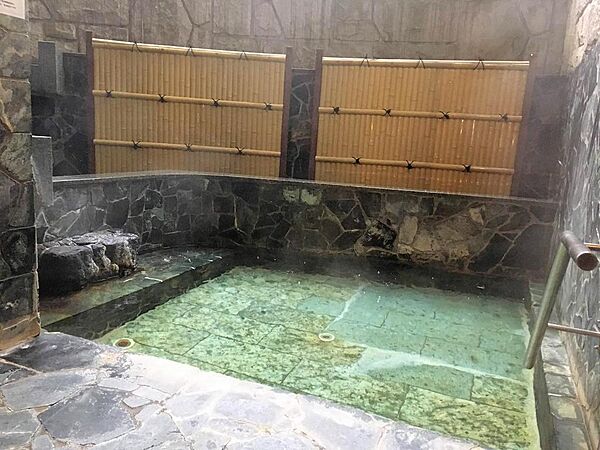 ゆったり快適な温泉大浴場、泉質もサラサラ、気持ちの良い露天風呂も設置されています。露天風呂は温泉の醍醐味ですネ。