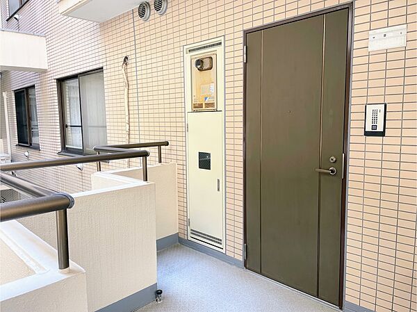 エレベータを降りてお部屋へ向かいます。さわやかな風が吹き抜けます。
