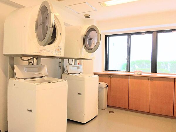 マンション共用部にコインランドリーが設置されています。