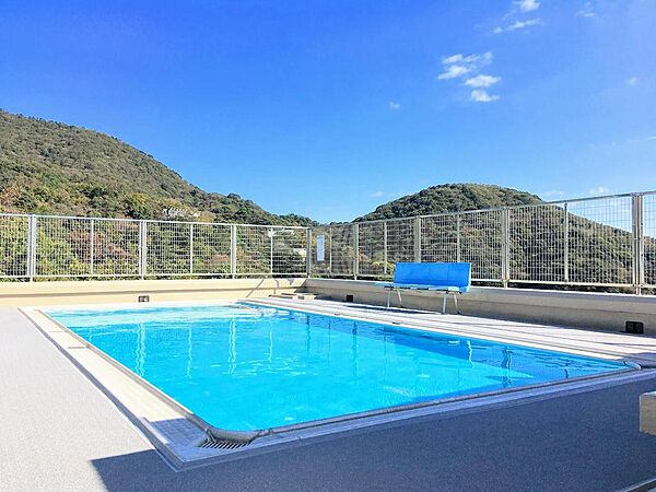 屋上に専用プールがご利用いただけます。屋上プールからも相模湾を望めます。夏期のみ　7/25～8/31