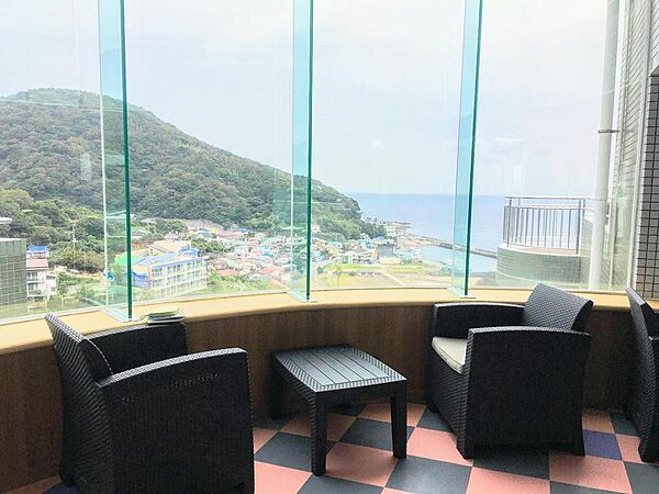 フロントロビーからも相模湾の美しい景色を楽しめる、くつろぎの空間です。