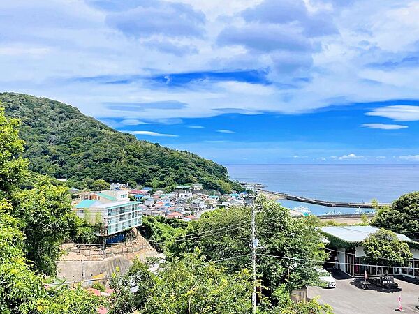 お部屋やバルコニーから眺める相模湾と宇佐美海岸の絶景が、贅沢な時間を演出します。