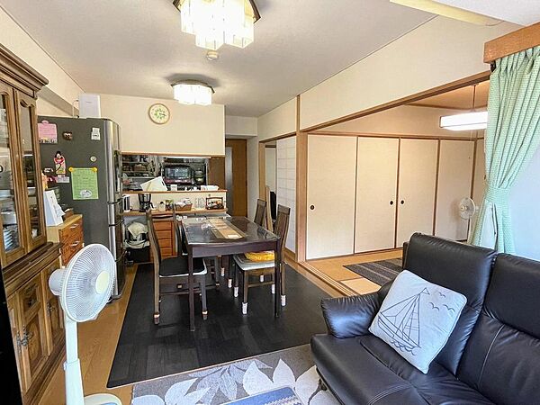 リビングから和室・対面キッチン　広がりのある間取りです。