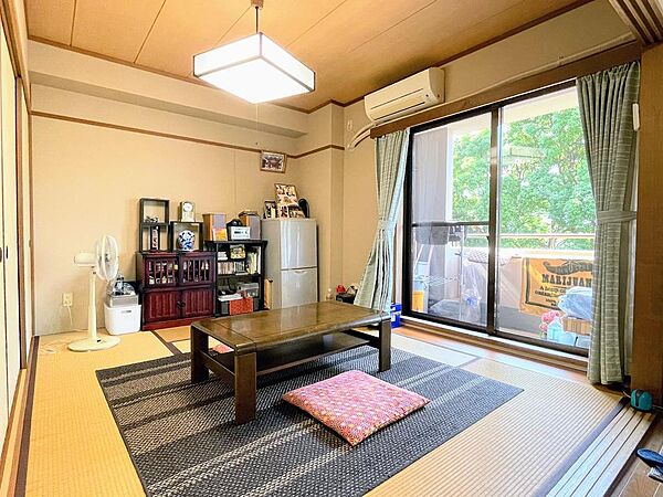 四季折々の緑の眺めが清々しい落ち着きのある和室。
