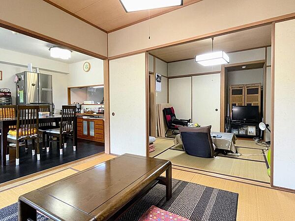 6帖の和室　障子をすべて開けるとリビングと、また奥の和室と一体利用が可能です。