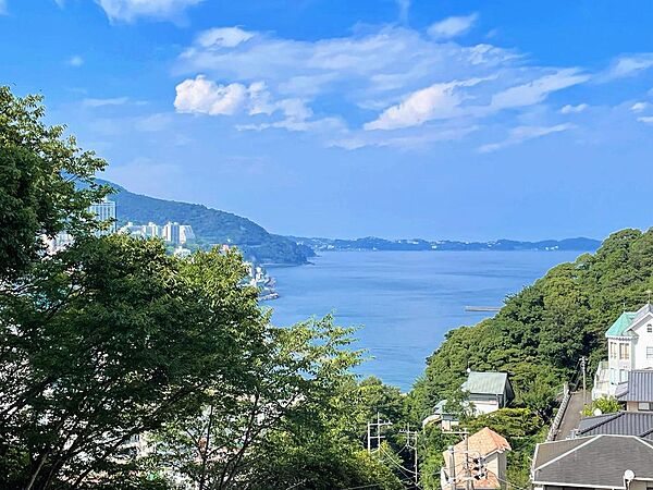 リビング・和室とバルコニーからの望む熱海の街並みと海を眺められます。花火大会も良く見られます。