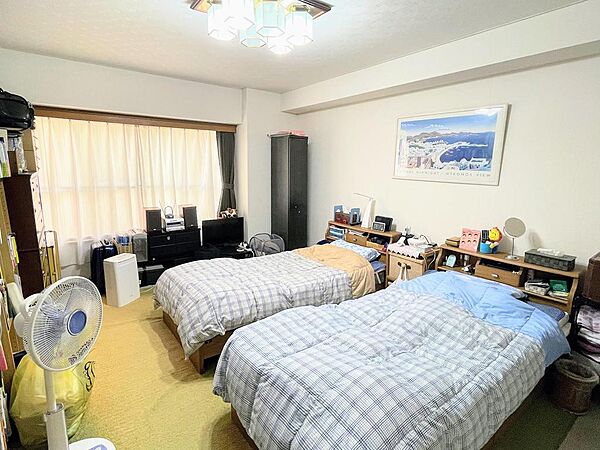 玄関側の約10帖の洋室　広々ゆったりとした間取りで寝室などに最適。収納も多く、広めに設置されています。