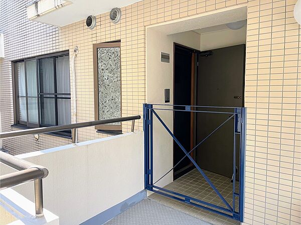 エレベータを降りてお部屋へ向かいます。さわやかな風が吹き抜けます。