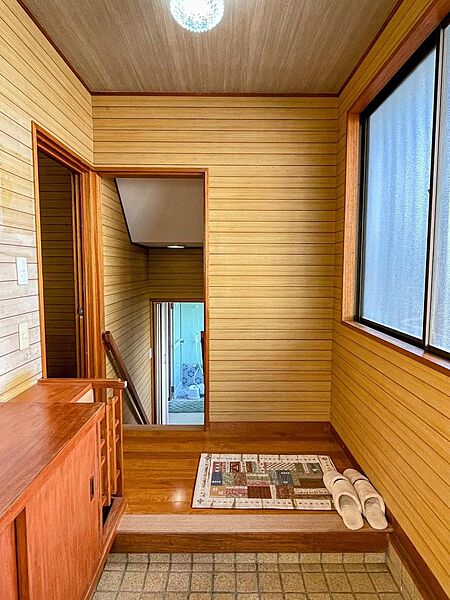 建物は高低差を活かした中二階のような間取りとなっており、