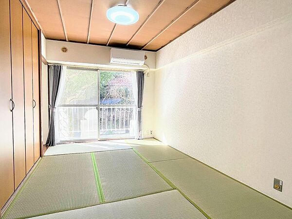 6帖和室、畳を新品に交換、井草の香りが心地いいです。部屋が全体的に明るいです。