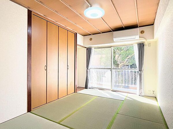 収納も多くコンパクトにまとめられたお部屋ですので気軽にのんびりと生活しやすい空間となっております。