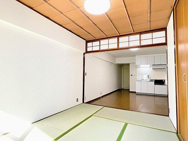 畳を新品に交換し井草の香りが心地いい。温泉上がりにそのまま寝っ転がりたくなりそう。お部屋も明るく気持ちがいいです。