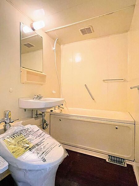 当マンションは温泉大浴場がありますがお部屋にもユニットバスが設置されています。トイレはウォッシュレット式に新品交換、未使用です。