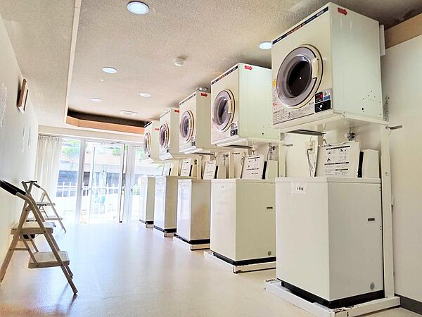 マンション内にコインランドリーがあります。