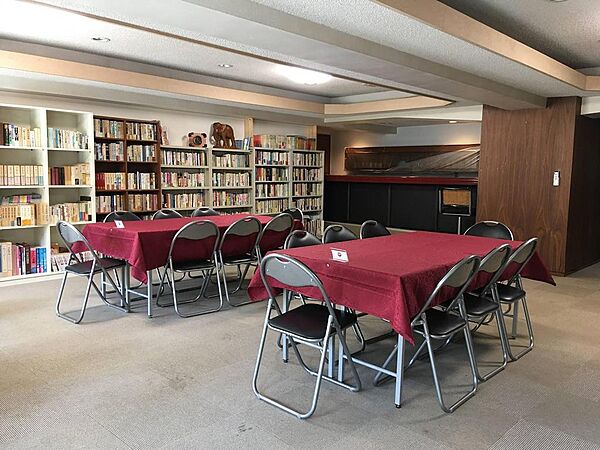 談話室　図書コーナーあり。Free Wi－Fi ご利用できます。