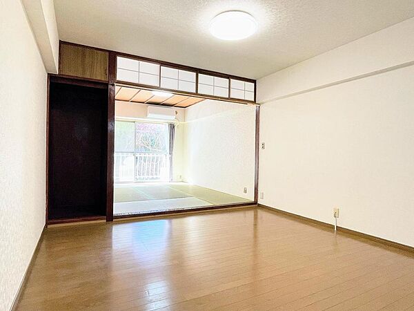 お部屋の紹介です。コンパクトにまとまった1LDKタイプ。生活しやすい空間になっています。内装フルリフォーム工事完了