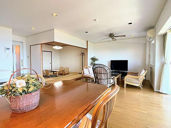 和室からも海を望む、贅沢な間取り。畳でくつろぎながら相模湾を眺める。旅館のような落ち着きと、リゾートの開放感を同時に味わえる特別な住まいです。