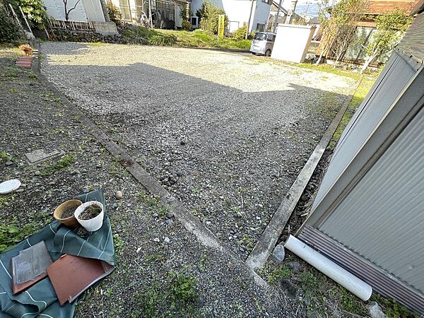敷地内東南角から西方向