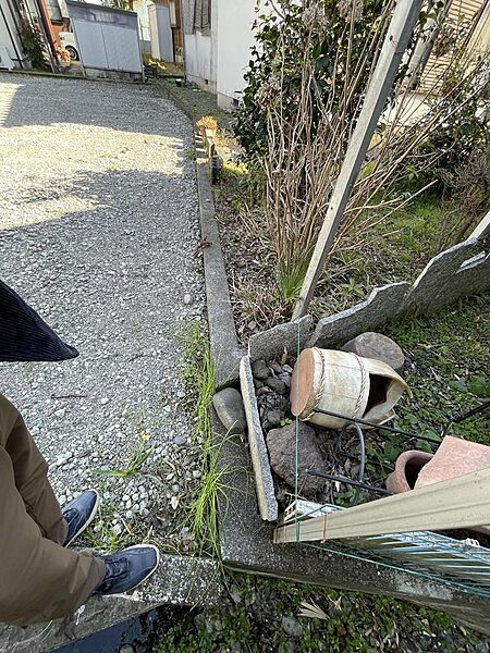 敷地内西南角から東方向