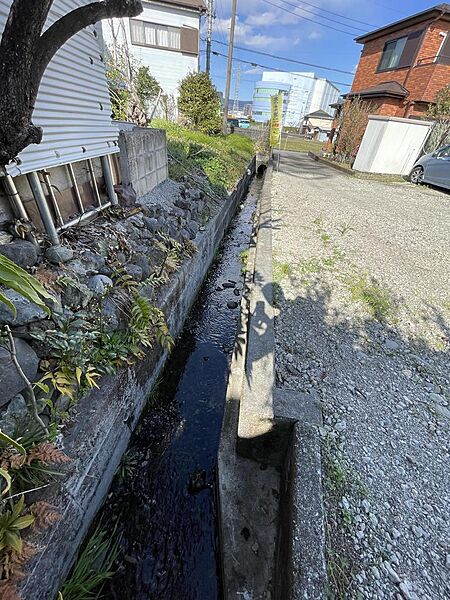 敷地内西南角から北進入路方向（西側は水路）