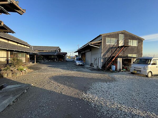 敷地内西から東方向