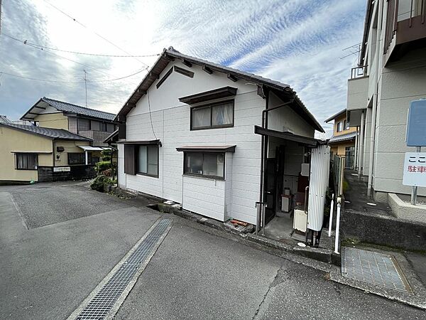 東公道から北隣地（公会堂）境界付近