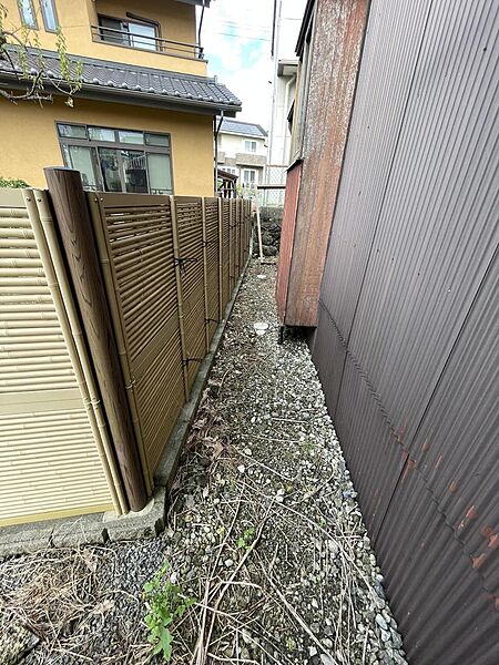 西隣家境界付近（敷地内南から北方向