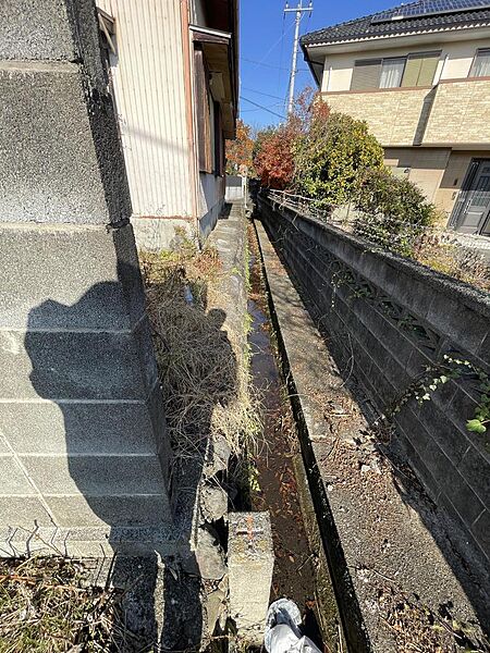 東隣家境界付近