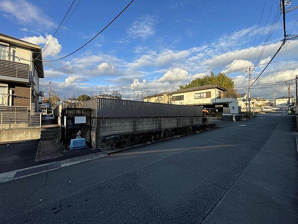 前面道路西南角付近から