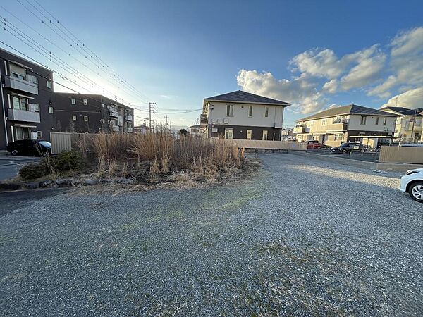 東隣地正面から物件方向