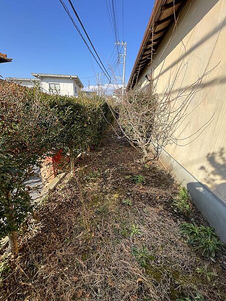 敷地内南西角付近から北方向