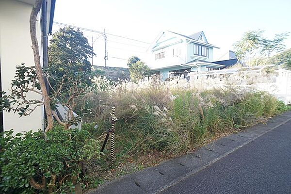 両隣には戸建てがあります。