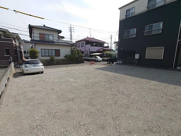 地盤も道路より約50センチ上げています