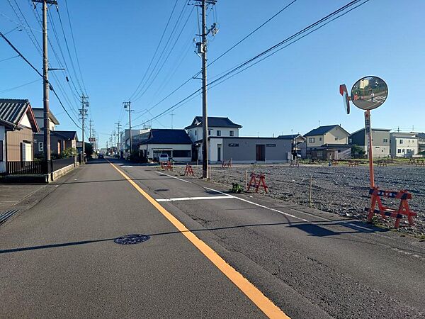 片側1車線の幹線道路沿いです。