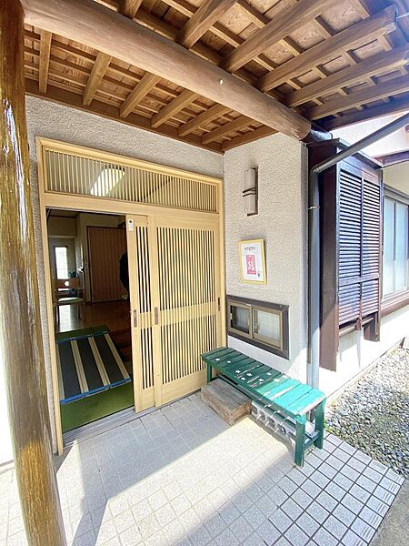 ■雨の日の広い玄関ポーチはとても嬉しい空間！濡れずに傘の開閉や、濡れたレインウエアをサッと脱げます♪