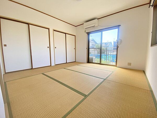 ■2階和室　8帖の広さにバルコニーへ続く窓があるため明るく開放的な和室！心がほっと落ち着く空間ですね♪