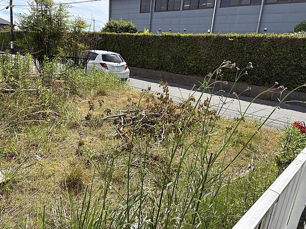 北側境界フエンス　白色より敷地西面。今後駐車場予定地