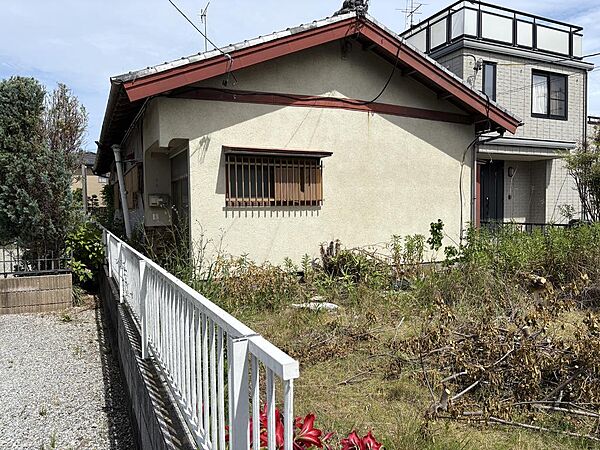 フェンス右側平屋の住宅　外観図