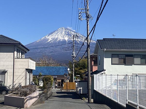 この道を直進、右側にお土地があります