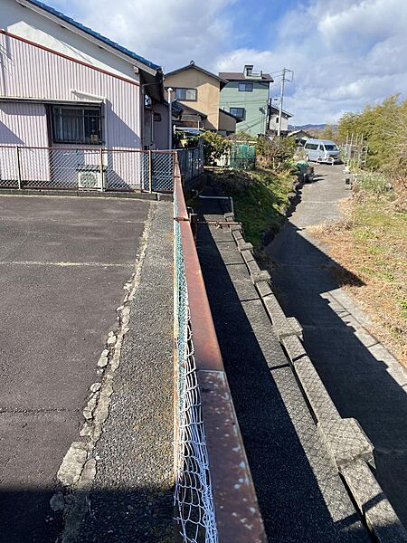 北側の擁壁は築造・管理ともに静岡県。がけ条例にはかかりません。