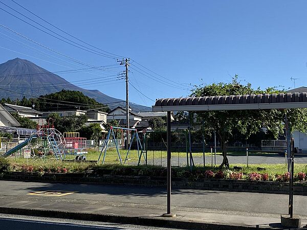 徒歩1分もかからない、道路を挟んで斜めに公園とバス停があります