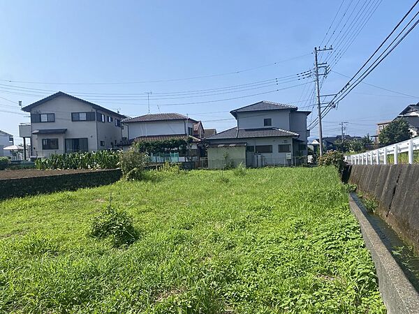 北側が公道、南側は畑、東西に長いお土地です