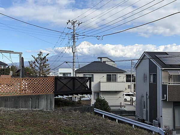 お隣さんのウッドデッキ越しになりますが、富士山がきれいに見えます