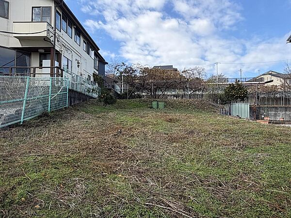 東から撮影　広々130坪　後ろは家庭菜園に使うのはいかがでしょうか