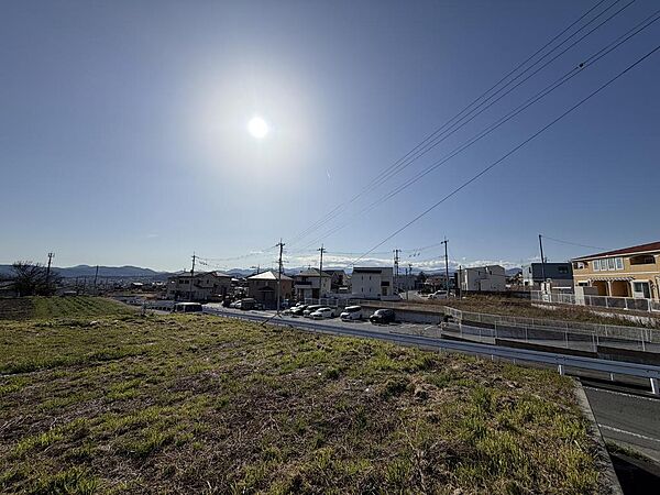 西側は道路と河川、隣地はその向こうで広々空間