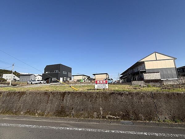 道路との高低差約1.3ｍ　進入路を作る必要があります