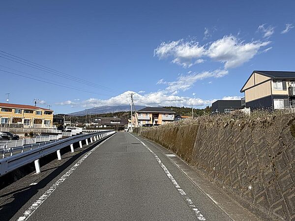 北向き、前面道路と富士山。