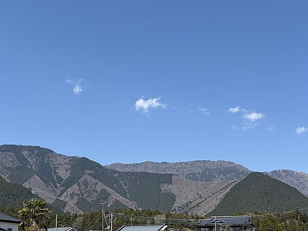 よーく見ますと、パラグライダーが飛んでいます。朝霧、パラが盛んです。