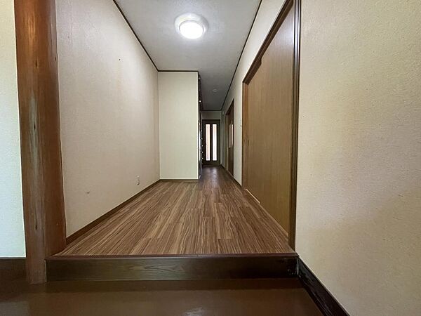 玄関ホール　ゆったりとしたスペースがあります。